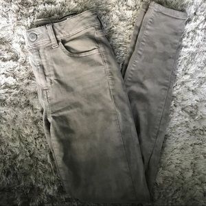 Skinny jeans, subtle camo print